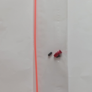 02022-010O RB Tube d'antenne pour réception de couleur rouge fluo t 1pc, avec support alu rouge  1pc capuchon noir et une vis de fixation.