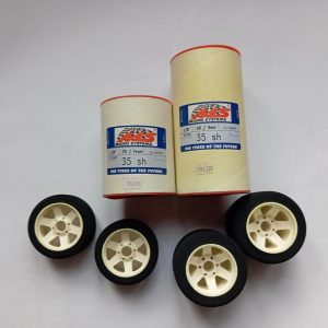 Pneus MICRO SYSTEMS 1/8 35° avant et arrière, jante type MUGEN