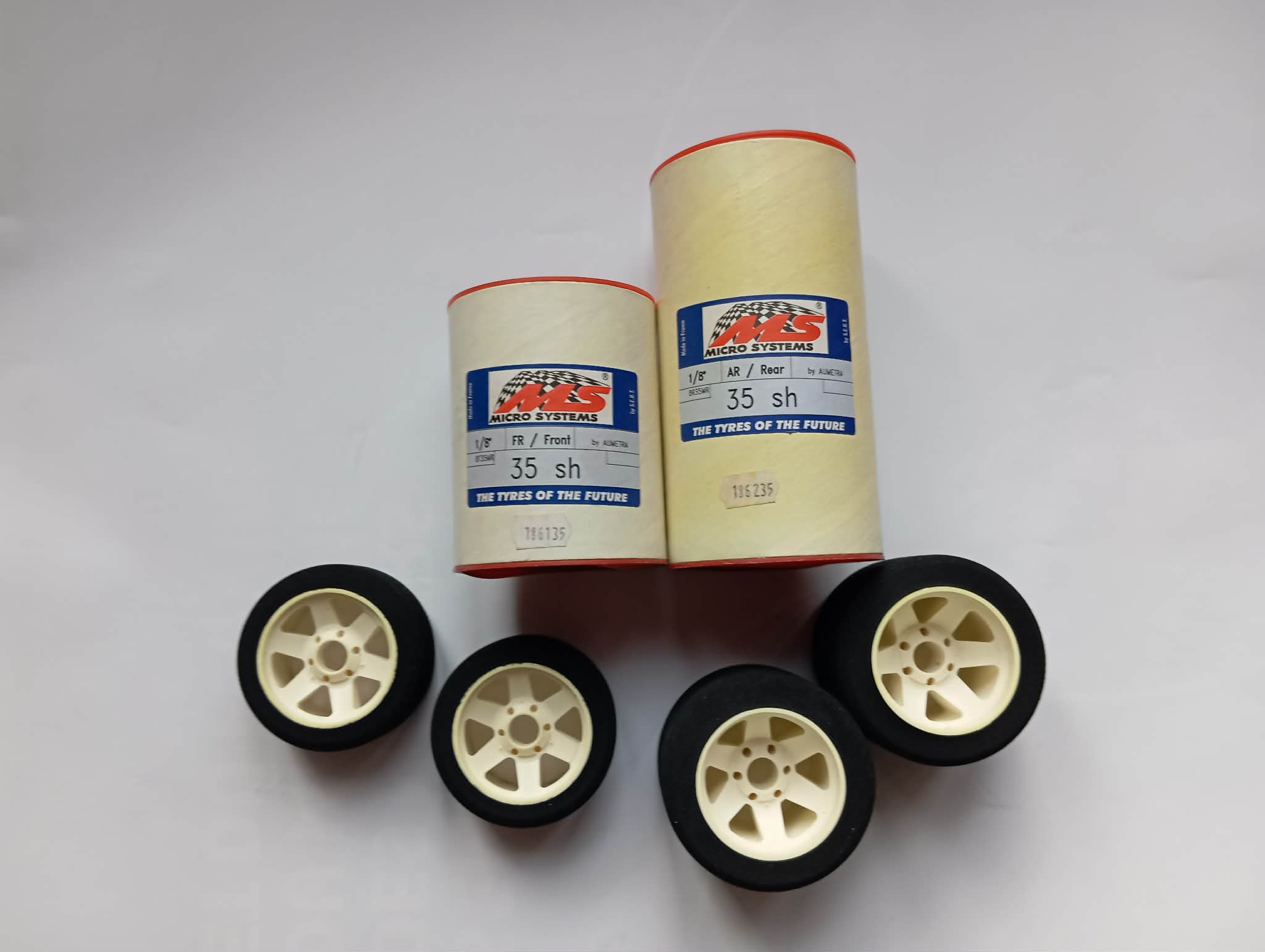 Pneus MICRO SYSTEMS 1/8 35° avant et arrière, jante type MUGEN